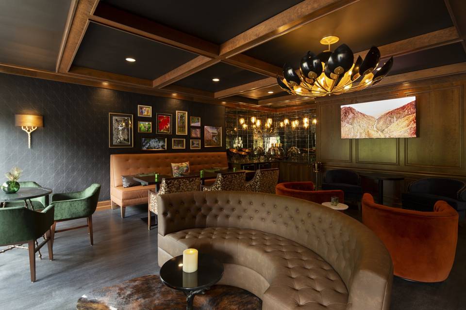 Concierge Lounge 21+