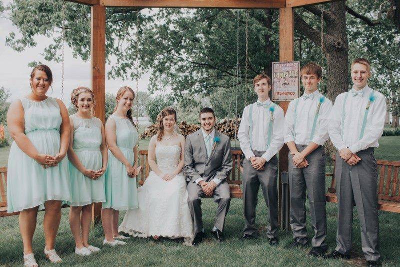 Couple's photo with bridesmaids and groomsmen