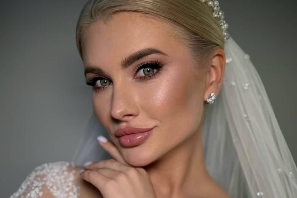 Modern bridal beauty