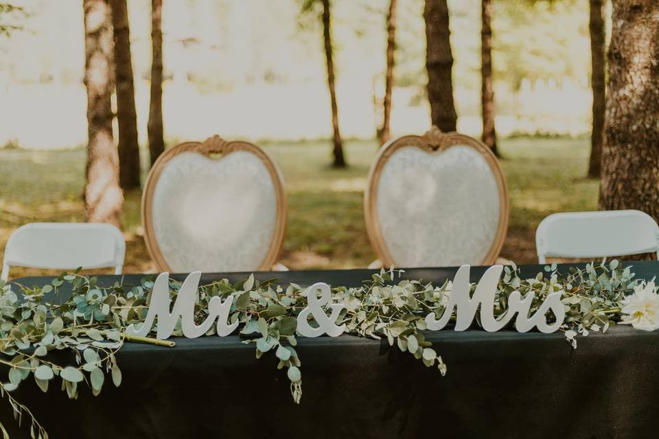 Sweetheart table in Trees
