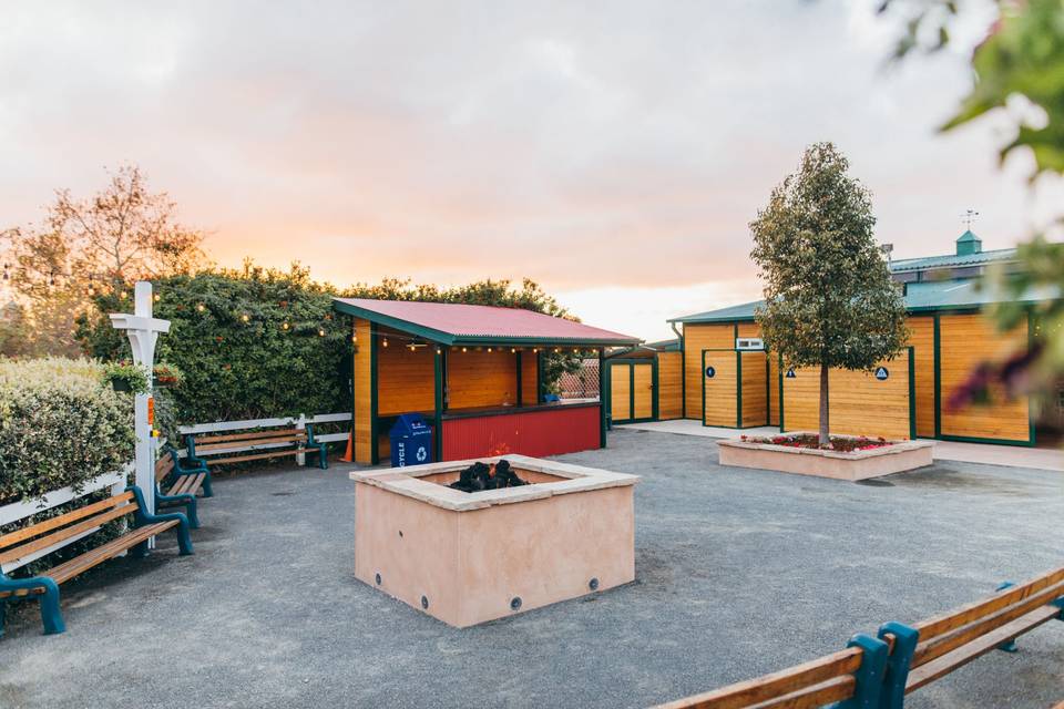 Barn bar & fire pit for cocktail hour