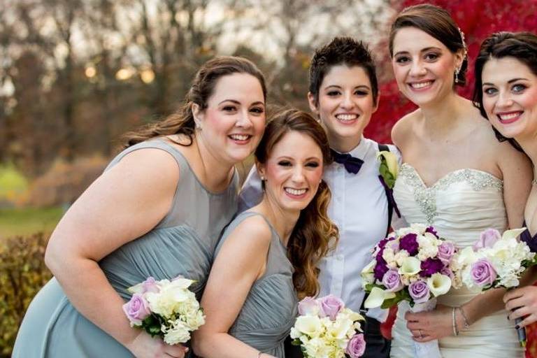 Brides with bridal party
