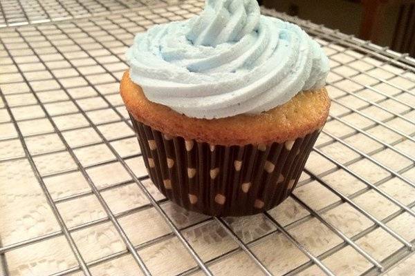 Yellow cake with Buttercream Frosting with Simple Swirl design.
Baby Shower