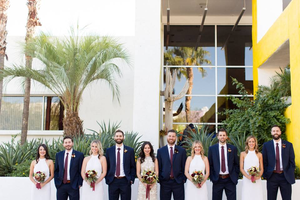 Couple with bridesmaids and groomsmen