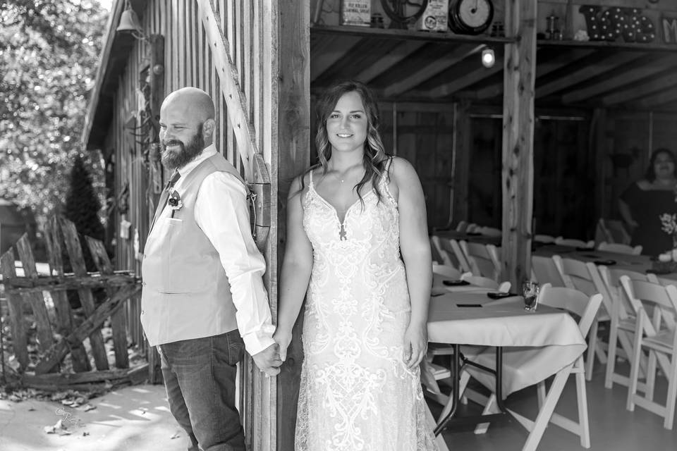 Couples portrait, barn