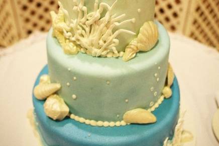 dual theme cake, poker night meets Hawaii