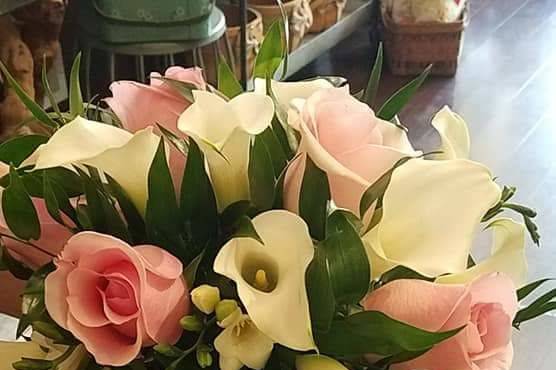 Cascading calla and roses
