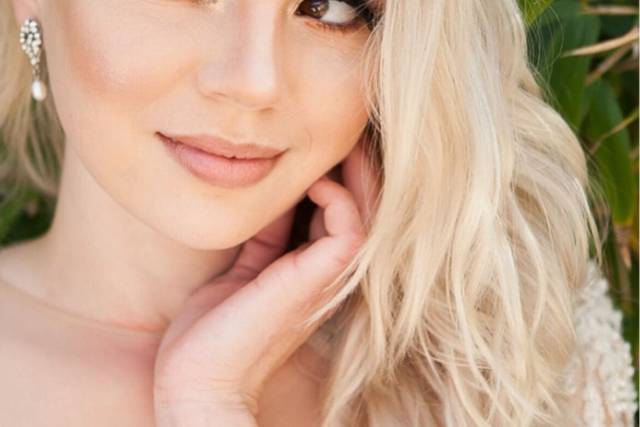 Bronzed, glowy skin for the bride