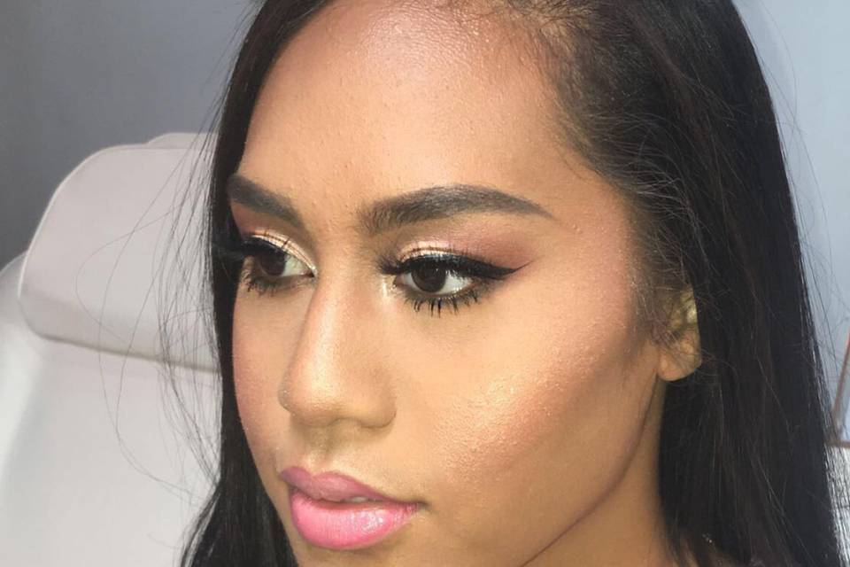I’m all about flawless skin! A weightless, loveless application without the “cakey” foundation feeling! This is a soft, rose gold look paired with a pink lip - perfect for brides and bridesmaids.