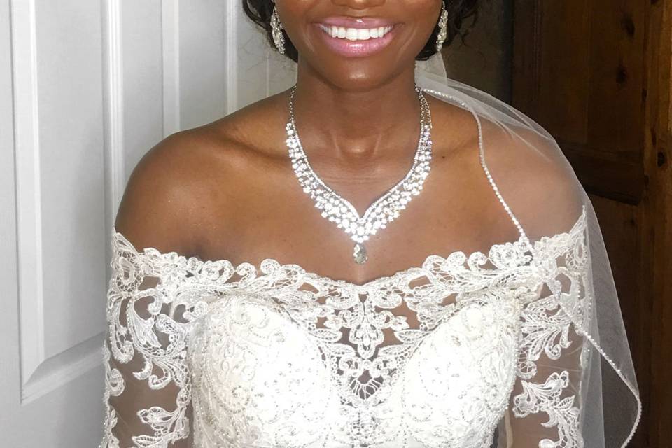 Expensive, glowy skin on the bride! I use intensive prep and primer on my brides to be sure their skin stays flawless, glowy and sweat proof all day!