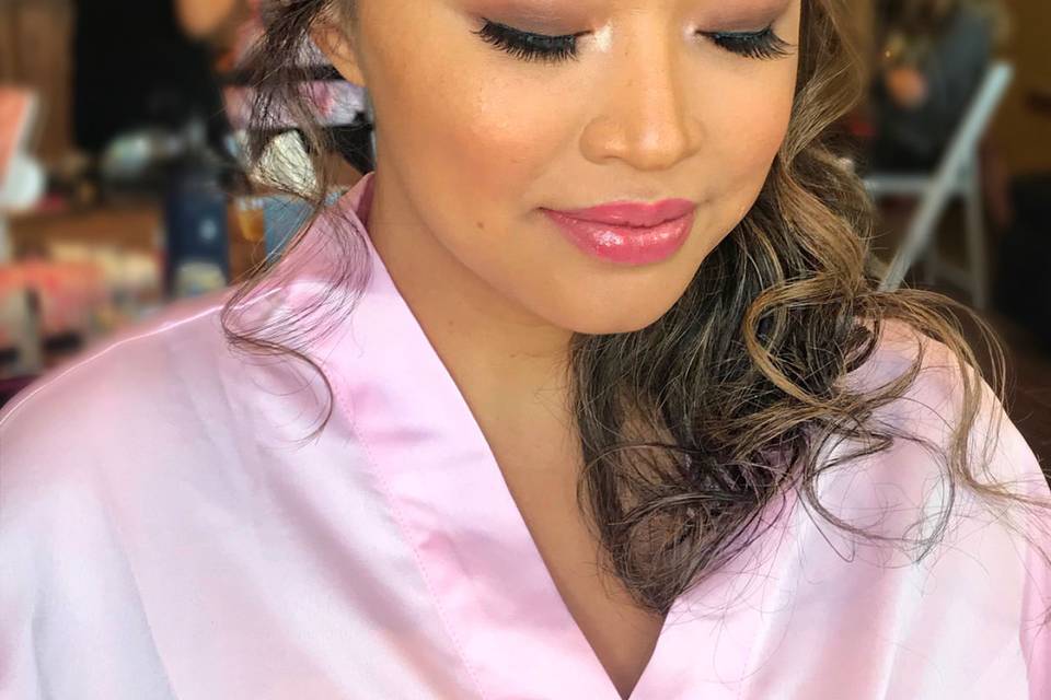 Smokey eyes for the bridesmaid! I take pride in being able to do amazing bridal work on all skin tones, types and ethnicities. This gorgeous bridesmaid requested a dark smokey eye while still looking like herself and that’s what she got.
