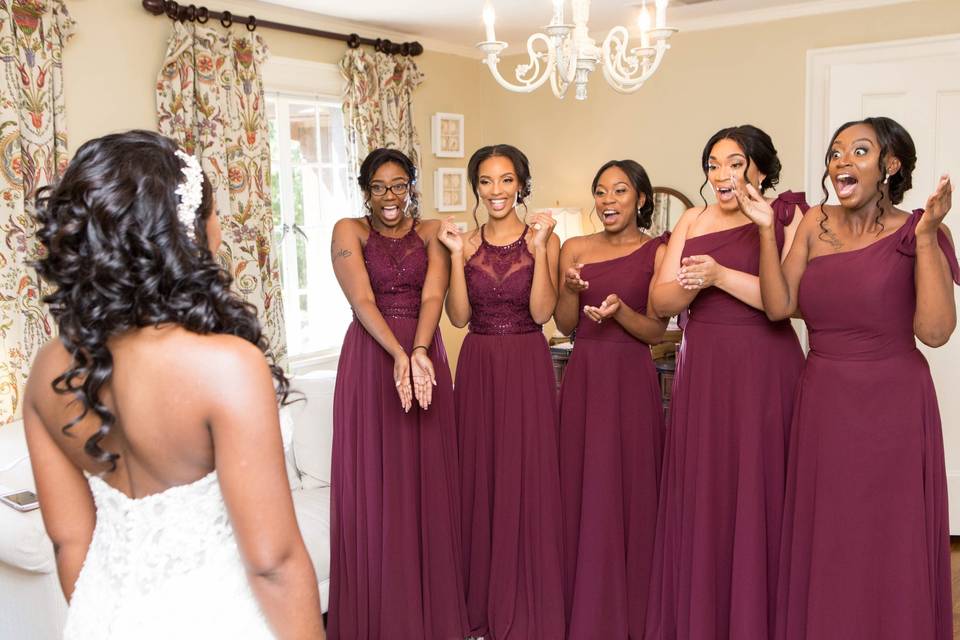 Bridesmaids reacting to their bride | Photo by Mike moon studio