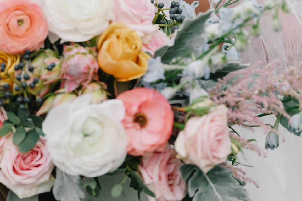 Veil + bouquet