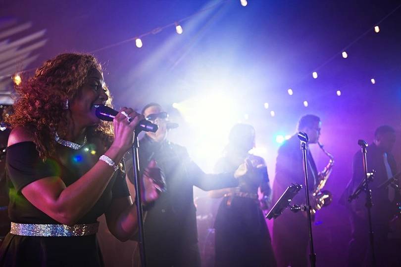 Nita on vocals