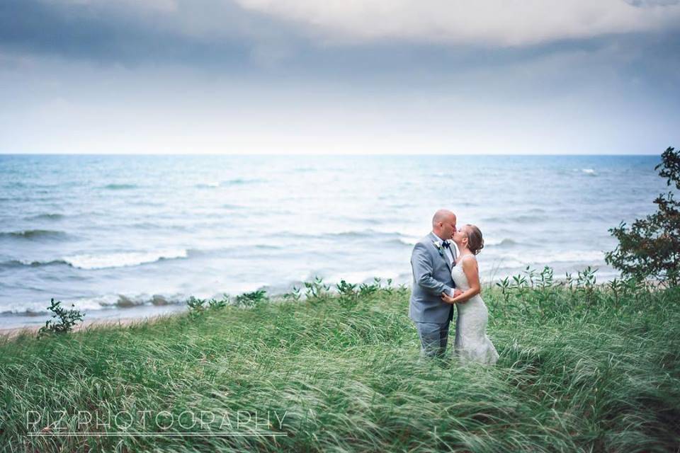 Kiss overlooking the ocean