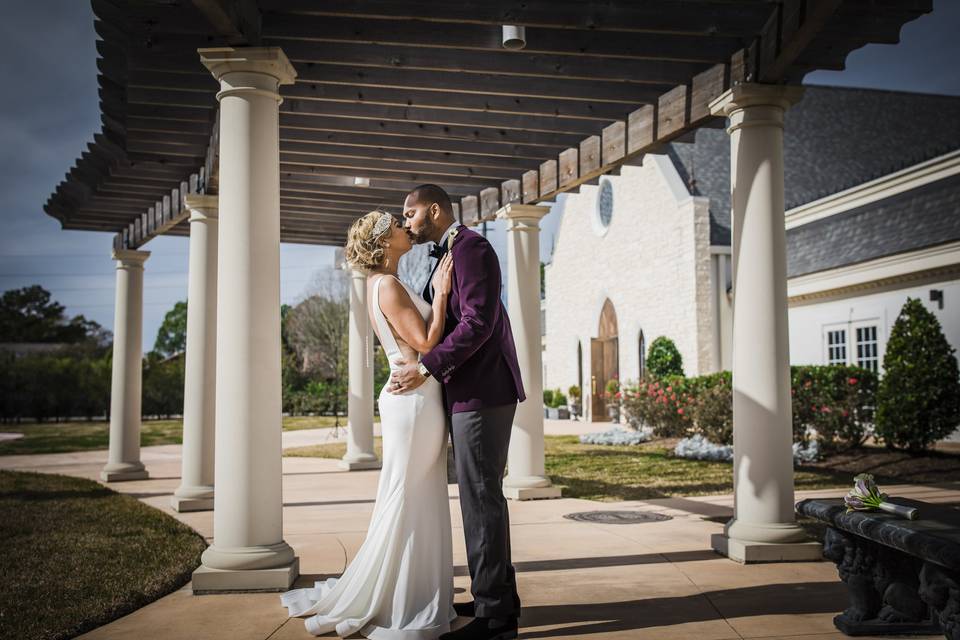 Wedding kisses