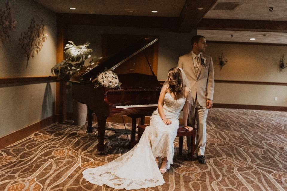 Foyer Piano