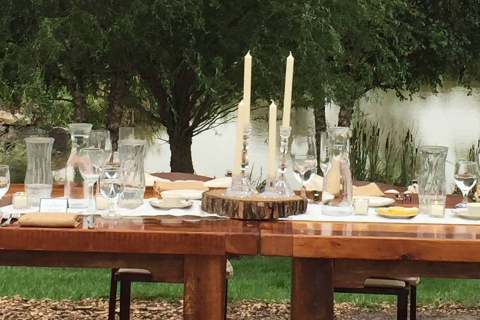 Let us convey your favorite saying to add a personal touch to your wedding reception. Adorn with flowers!