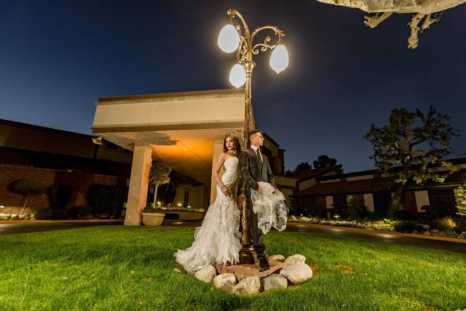Bride and groom by the lamp post