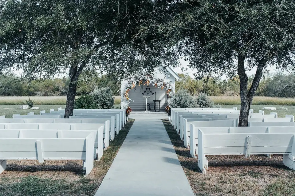 https://cdn0.weddingwire.com/vendor/262514/3_2/960/jpg/driftwood-ceremony_51_415262-170543602942672.webp