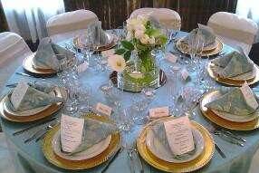 Round table setting