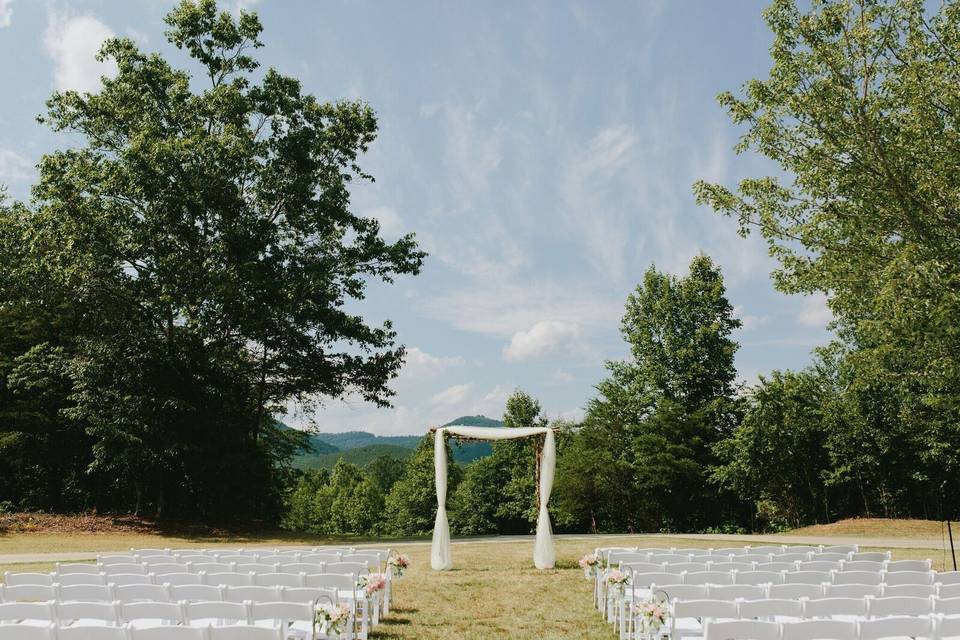 Blue Willow Events | Brian Schindler Photography #outdoorweddings #rutherfordcountyweddings #northcarolinaweddings