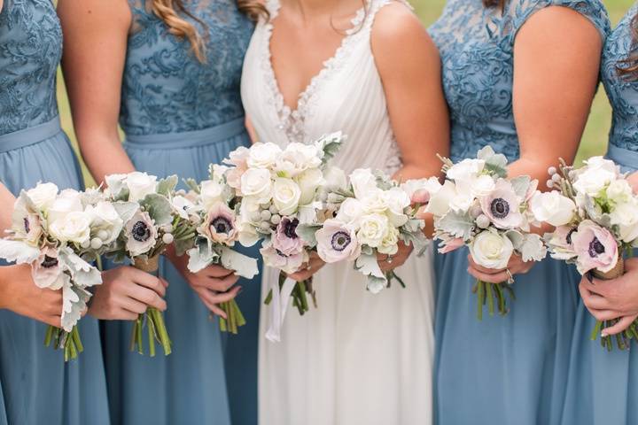 Bridal party flowers (Kelley Stinson Photography)