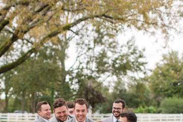 The groom with his guys (Kelley Stinson Photography)