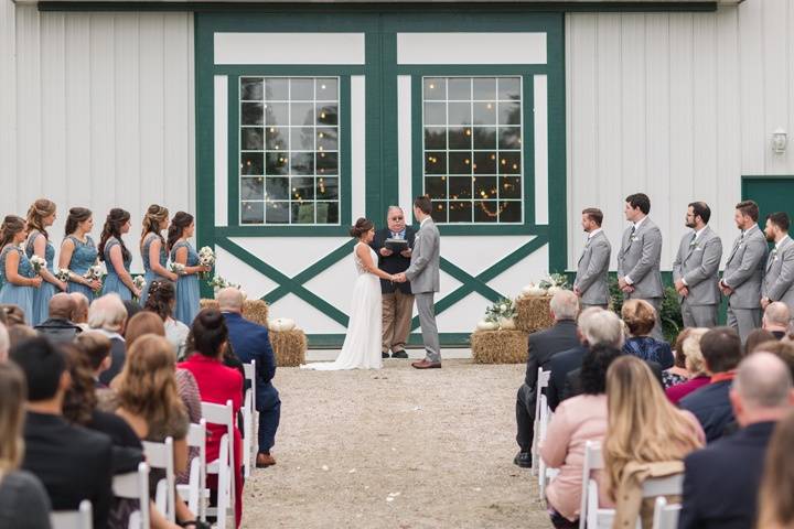 Exchanging vows (Kelley Stinson Photography)