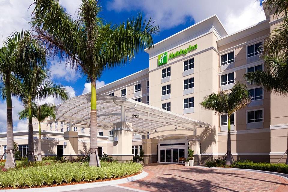 Exterior view of the Holiday Inn Ft. Myers Arpt-Town Center