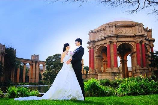 Wedding photo at Palace of Fine Arts, San Francisco