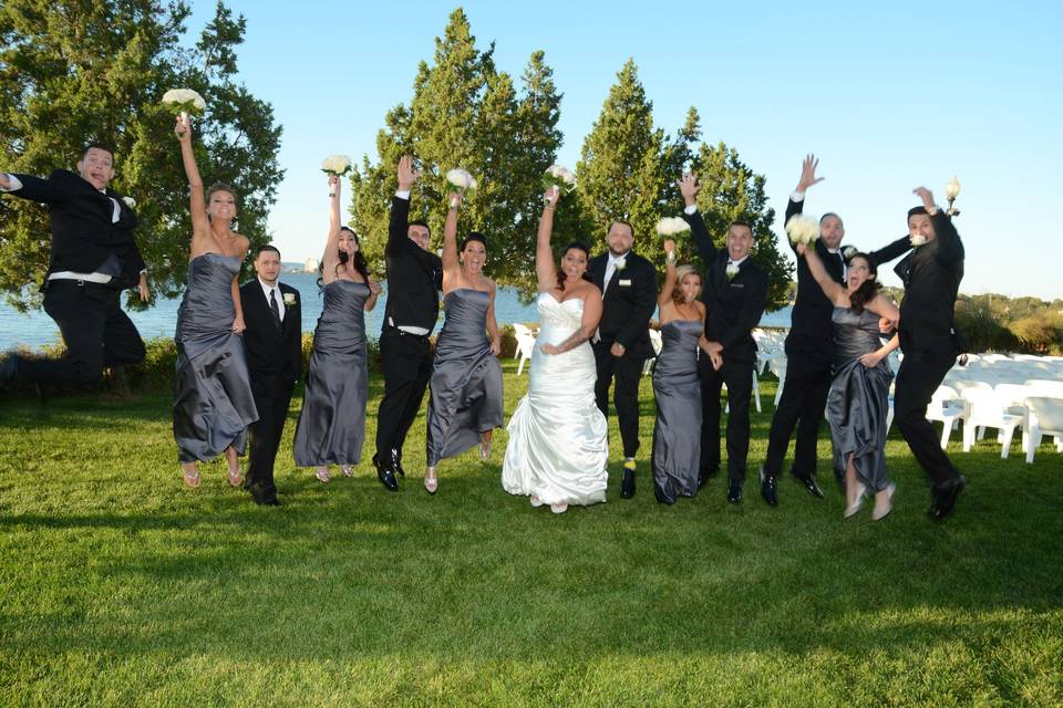 Couple with bridesmaids and groomsmen