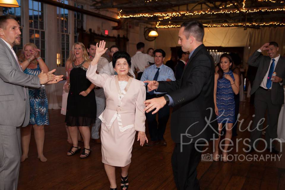 Couple with bridesmaids and groomsmen