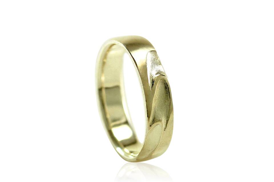 Wave Ring Band
5mm wide
Shown in 14k yellow gold