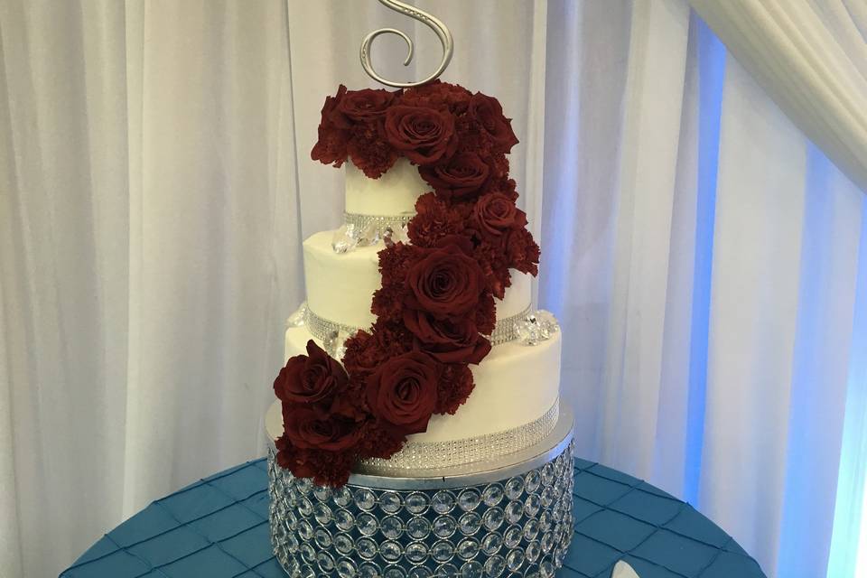 Roses ascending the cake