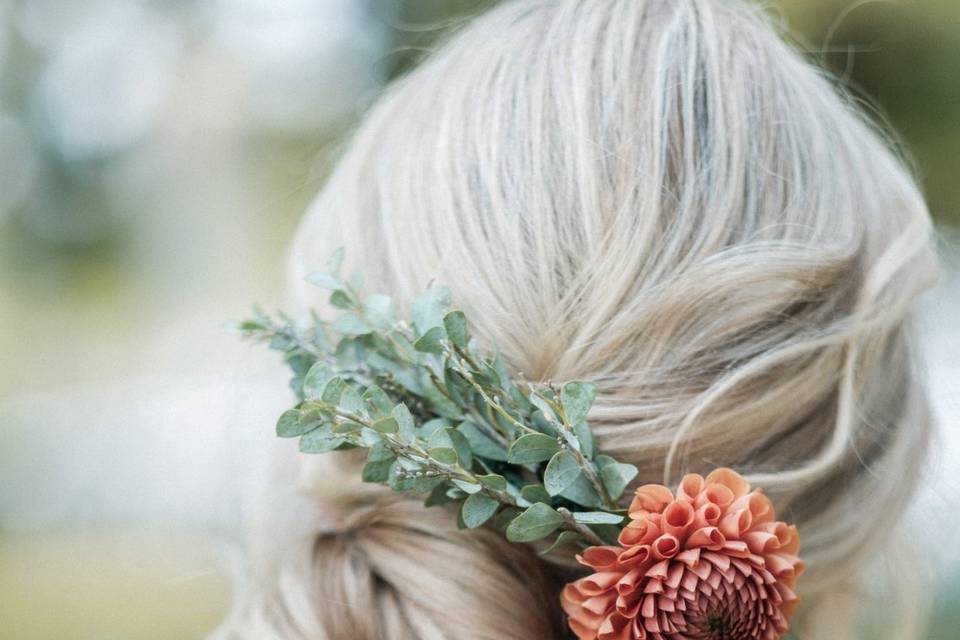 Hair and floral details