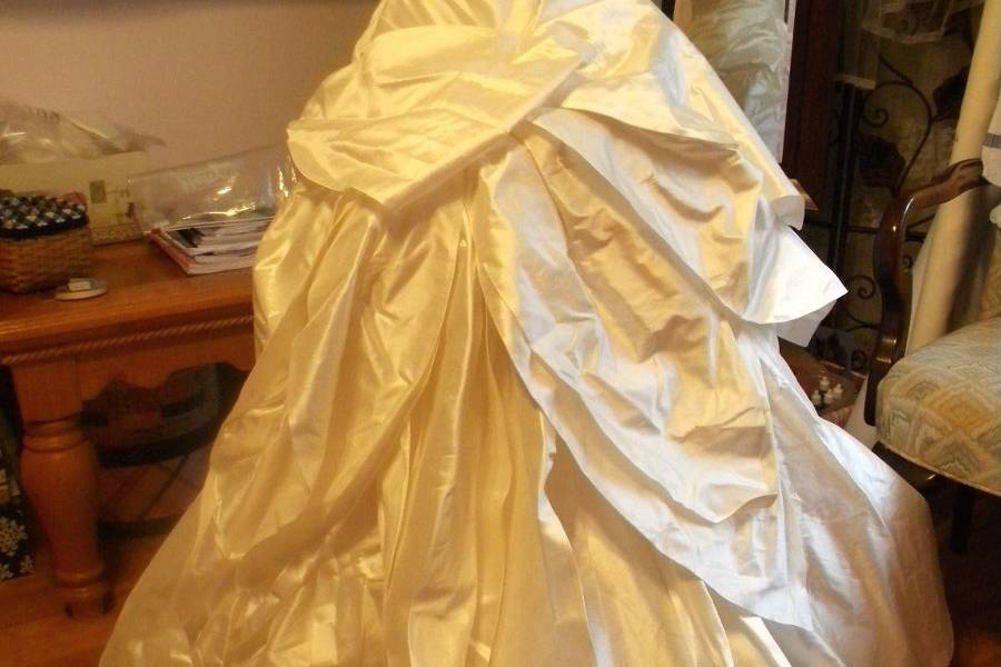 Tiered bustle on an incredible Oscar de la Renta gown!