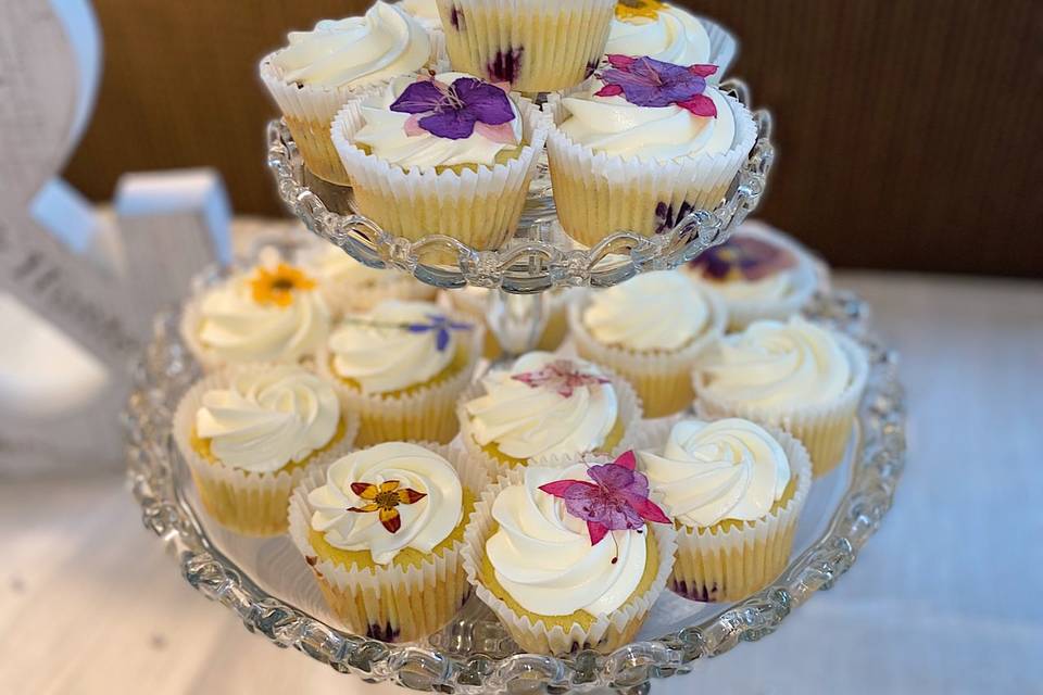 Pressed floral cupcakes
