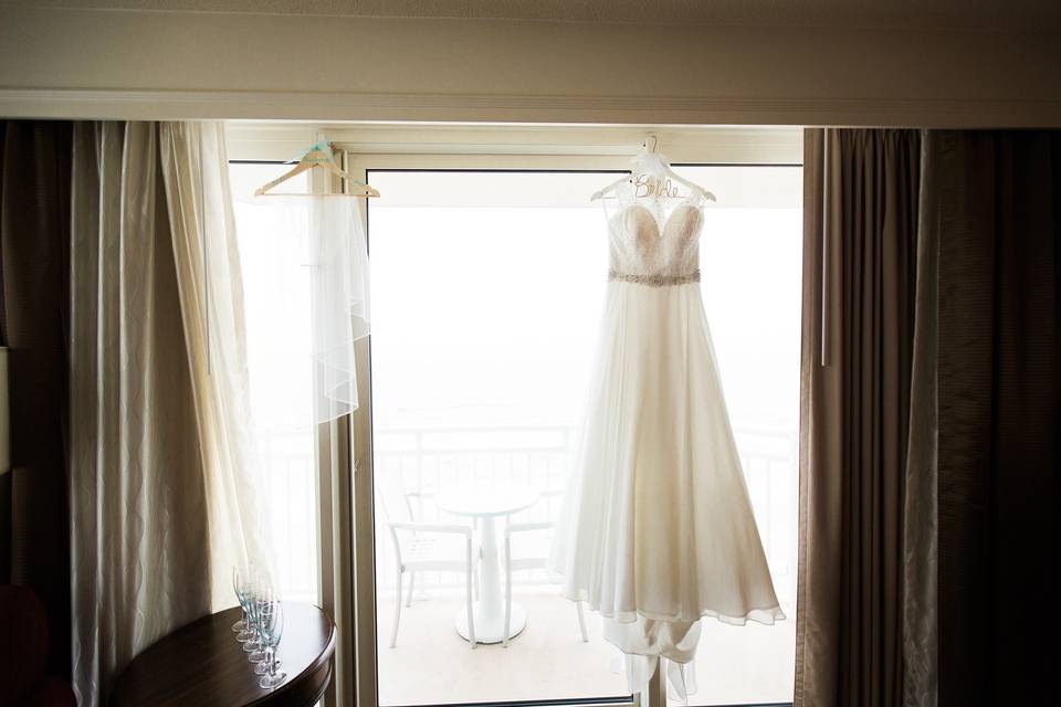 Get ready in one of our oceanfront suites with your bridal party.