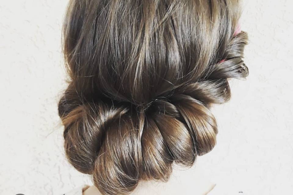 Structured low bun
