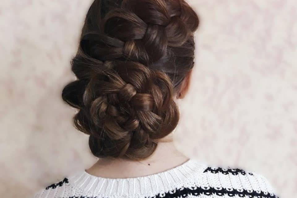 Structured low bun