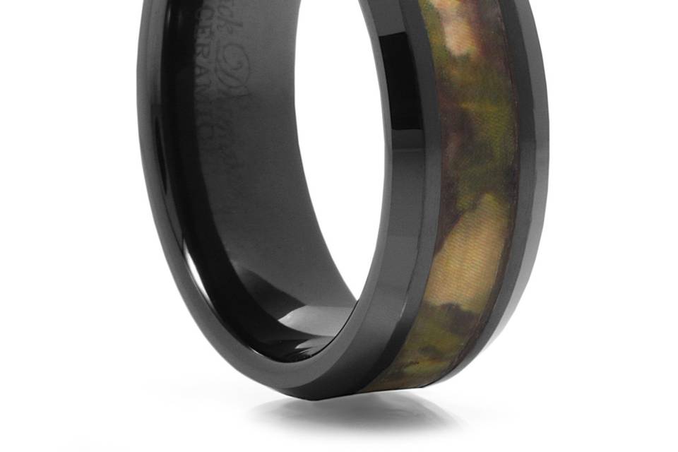 Tough as nails Black Diamond Ceramic paired with a sweet inlay of camo. A nice hefty 8mm wide. And comfort fit for your comfort. Perfect for the hunter groom.
