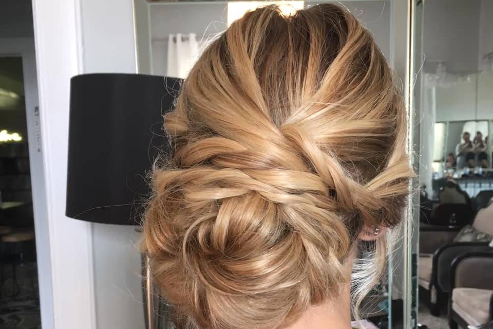 Side upstyle with braid