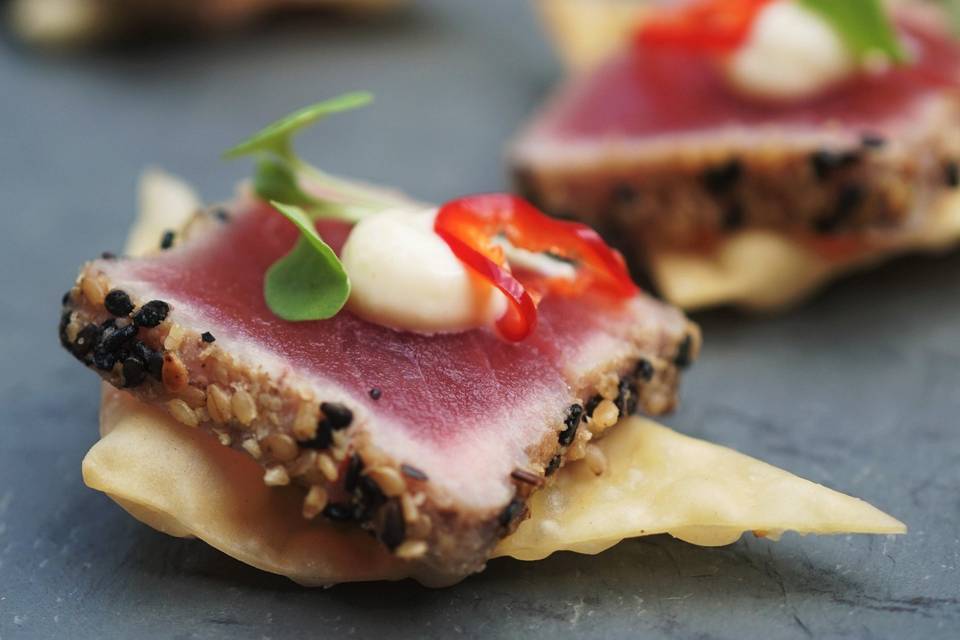 Seared tuna on wonton crisp