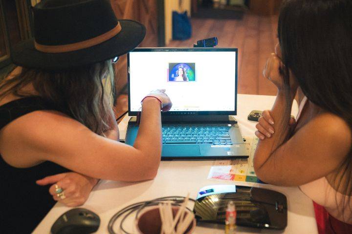 Guests learn about the aura
