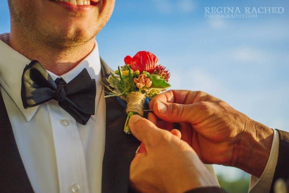 Rooftop wedding downtown Tampa. Photo courtesy of Regina Rached Photography. Floral by 2Birds Events﻿.