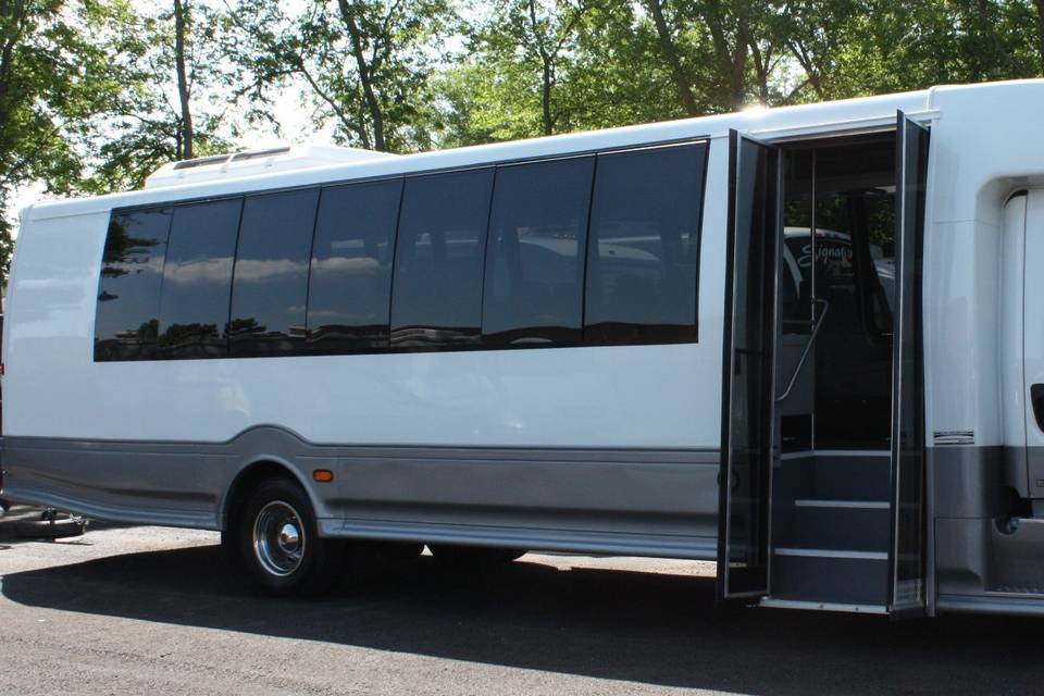 22 passenger limo bus