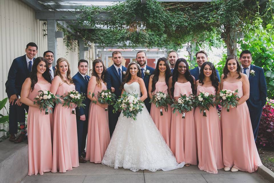 ​Couple with their bridesmaids and groomsmen