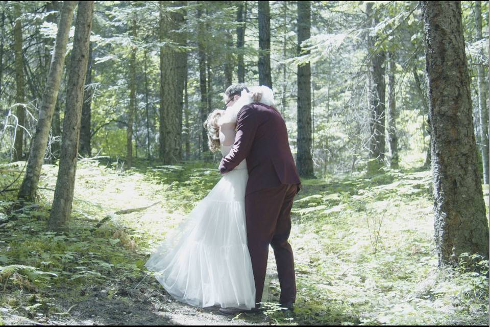 E+M Wedding Kiss