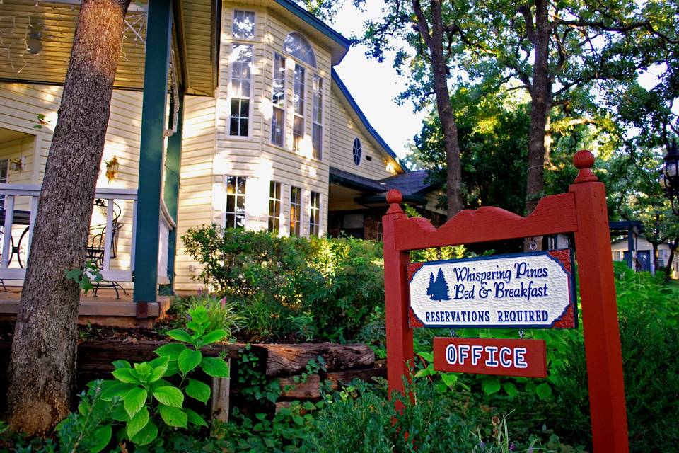 Whispering Pines Bed & Breakfast, Restaurant & Lounge